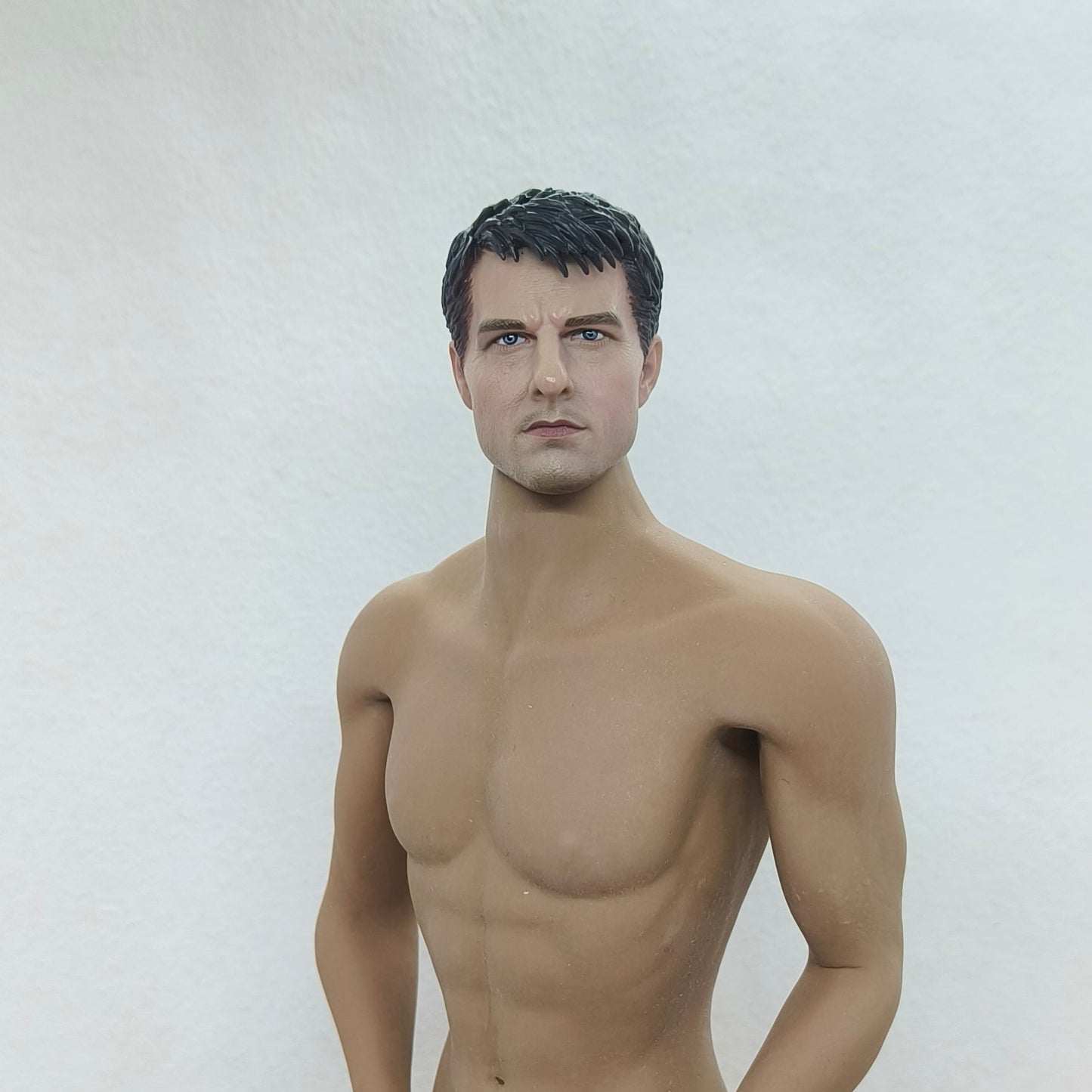 Tom, 1:6 miesten pää