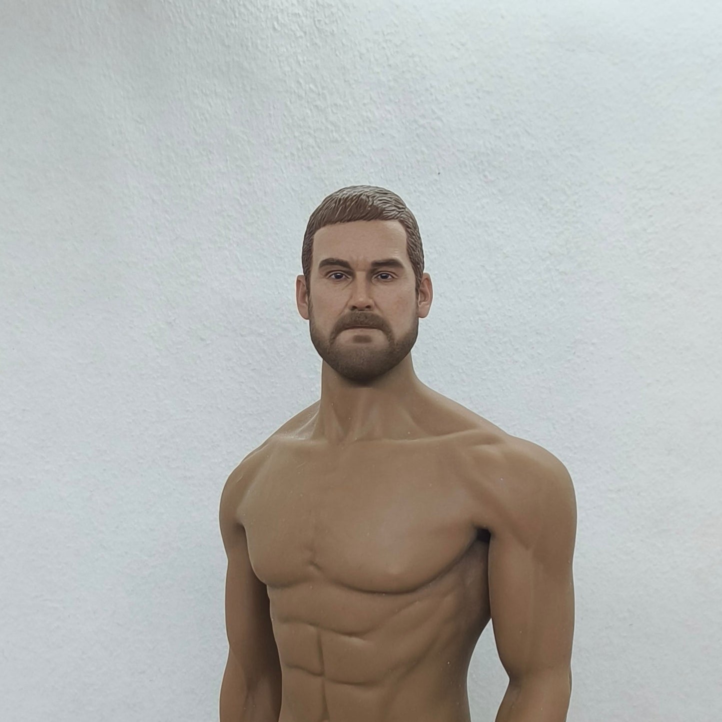 Chris, 1:6 miesten pää