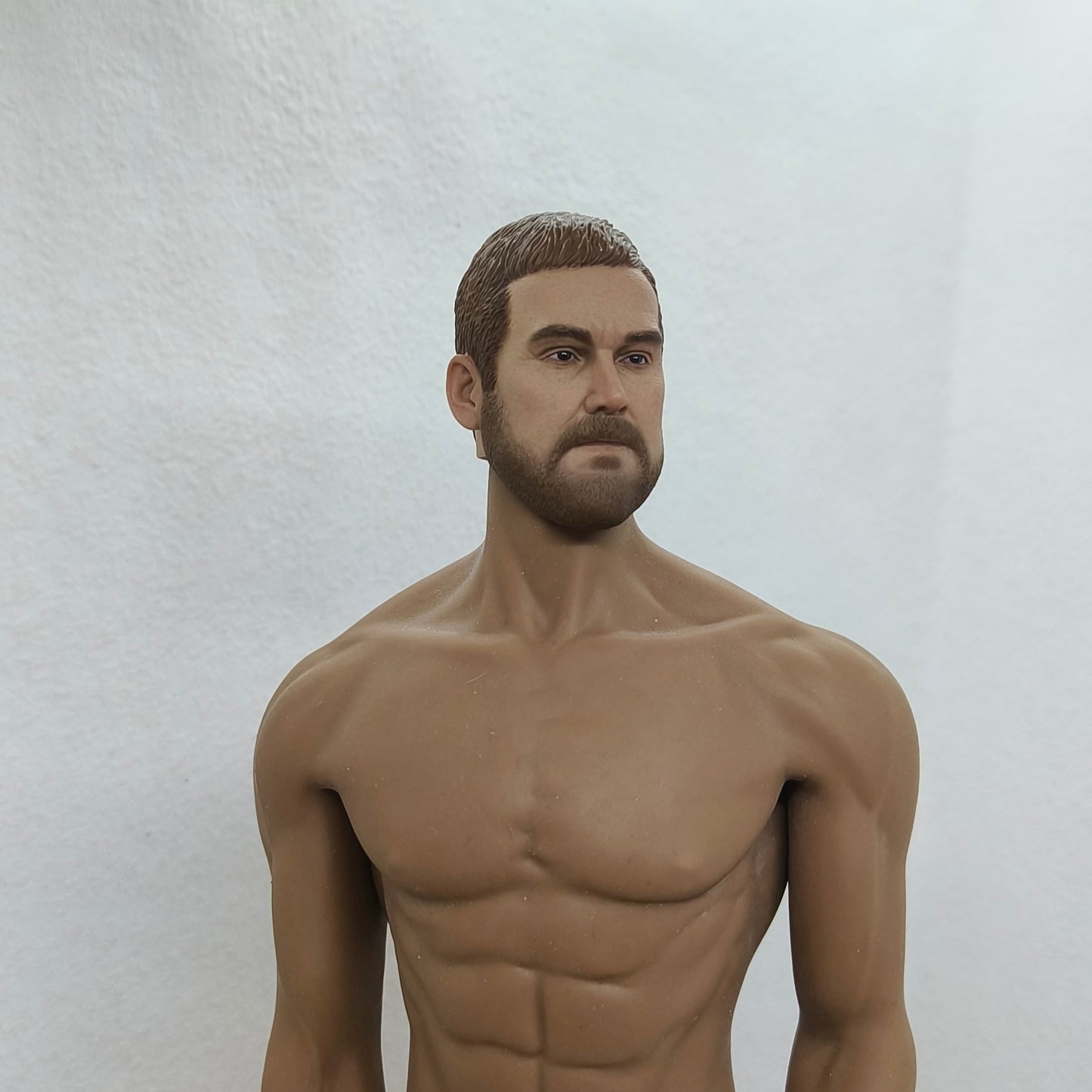 Chris, 1:6 miesten pää