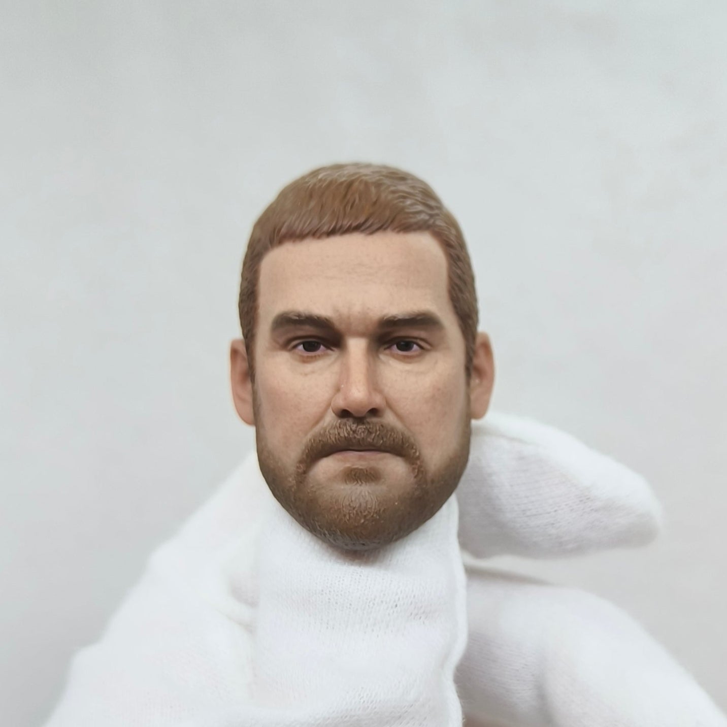 Chris, 1:6 miesten pää