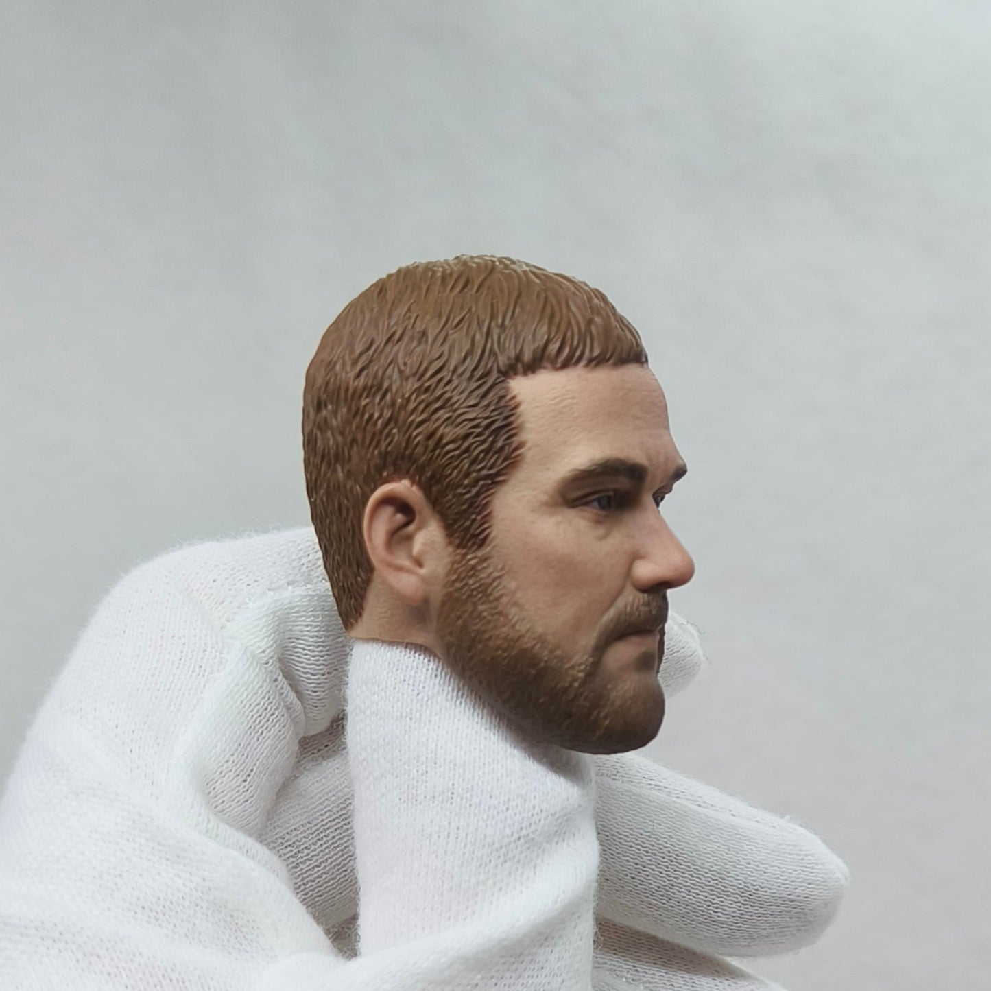 Chris, 1:6 miesten pää