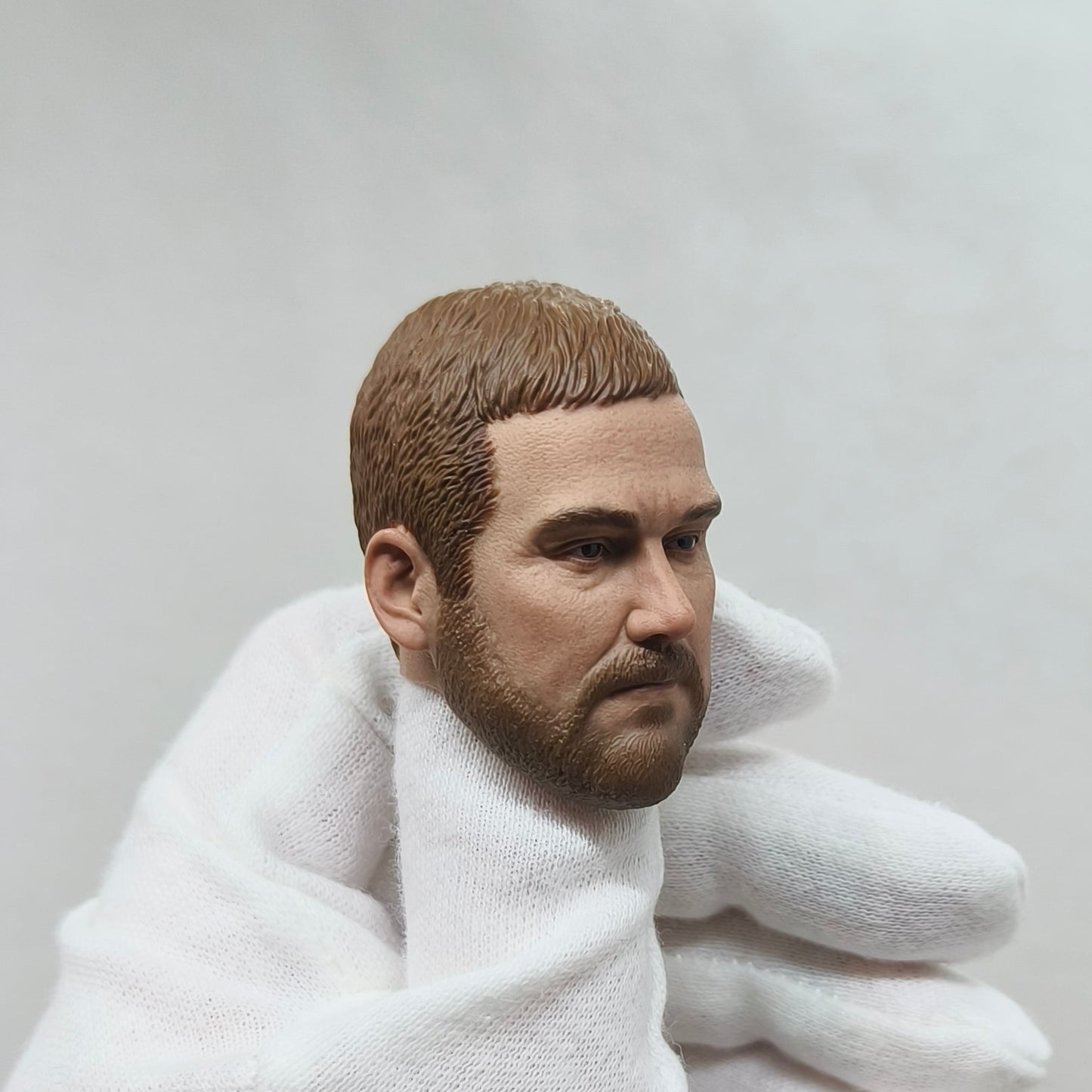 Chris, 1:6 miesten pää