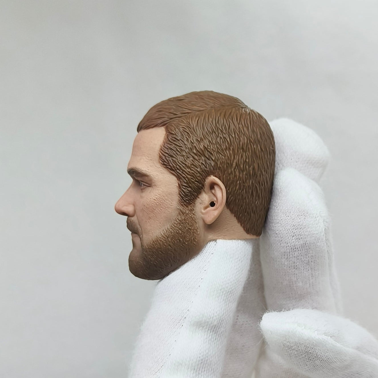Chris, 1:6 miesten pää