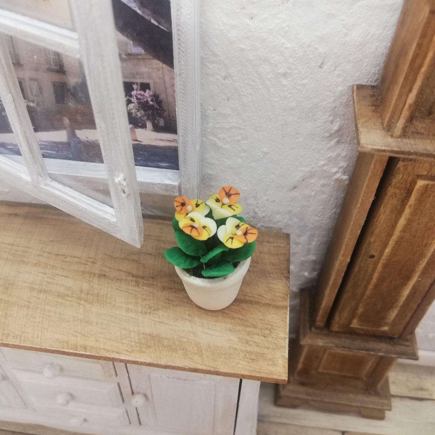 Keltaiset orvokit ruukussa