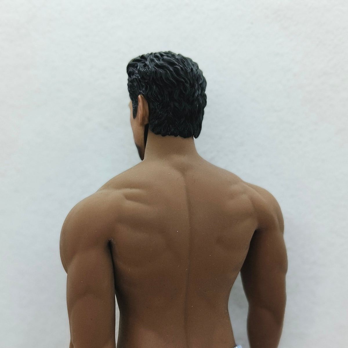 Tony, 1:6 miesten pää