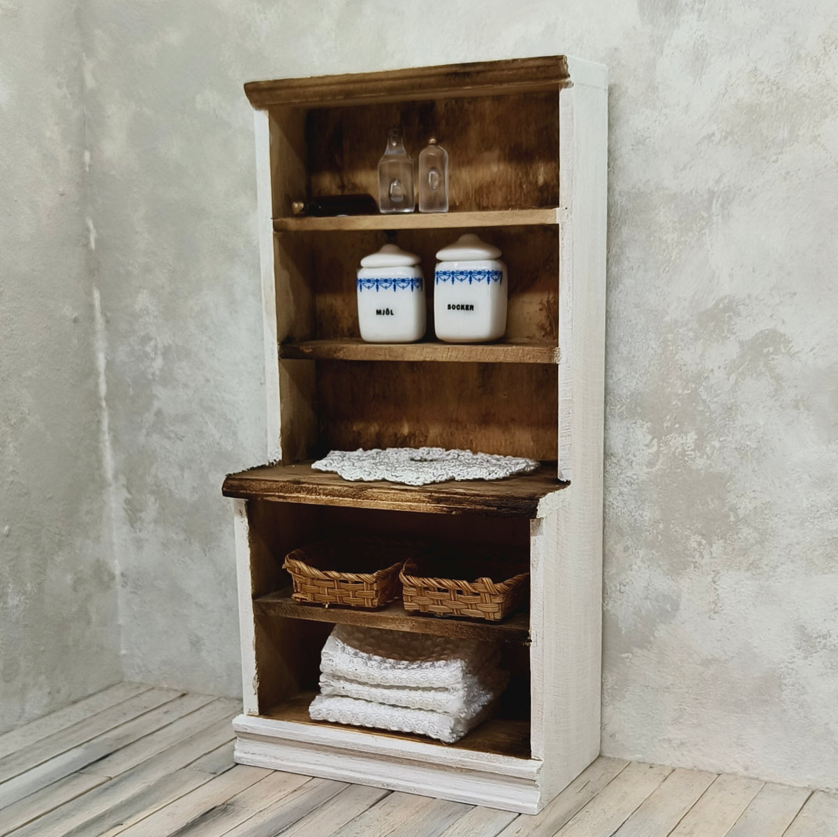 Narrow cabinet, 1:12