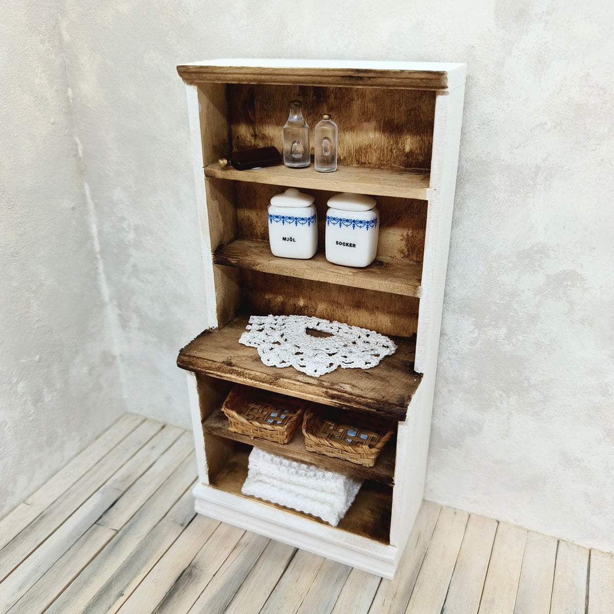 Narrow cabinet, 1:12