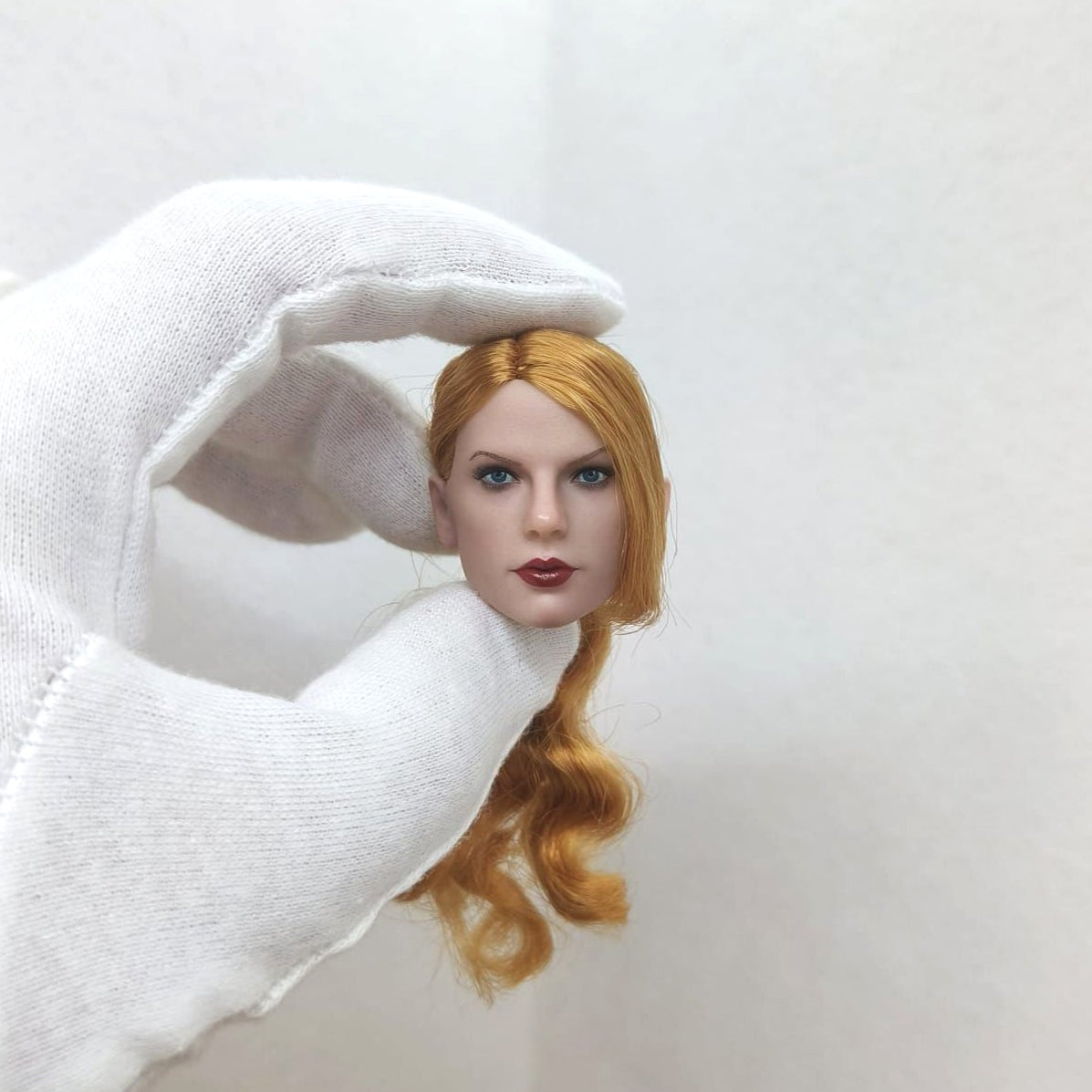 Charlene, 1:6 naisten pää