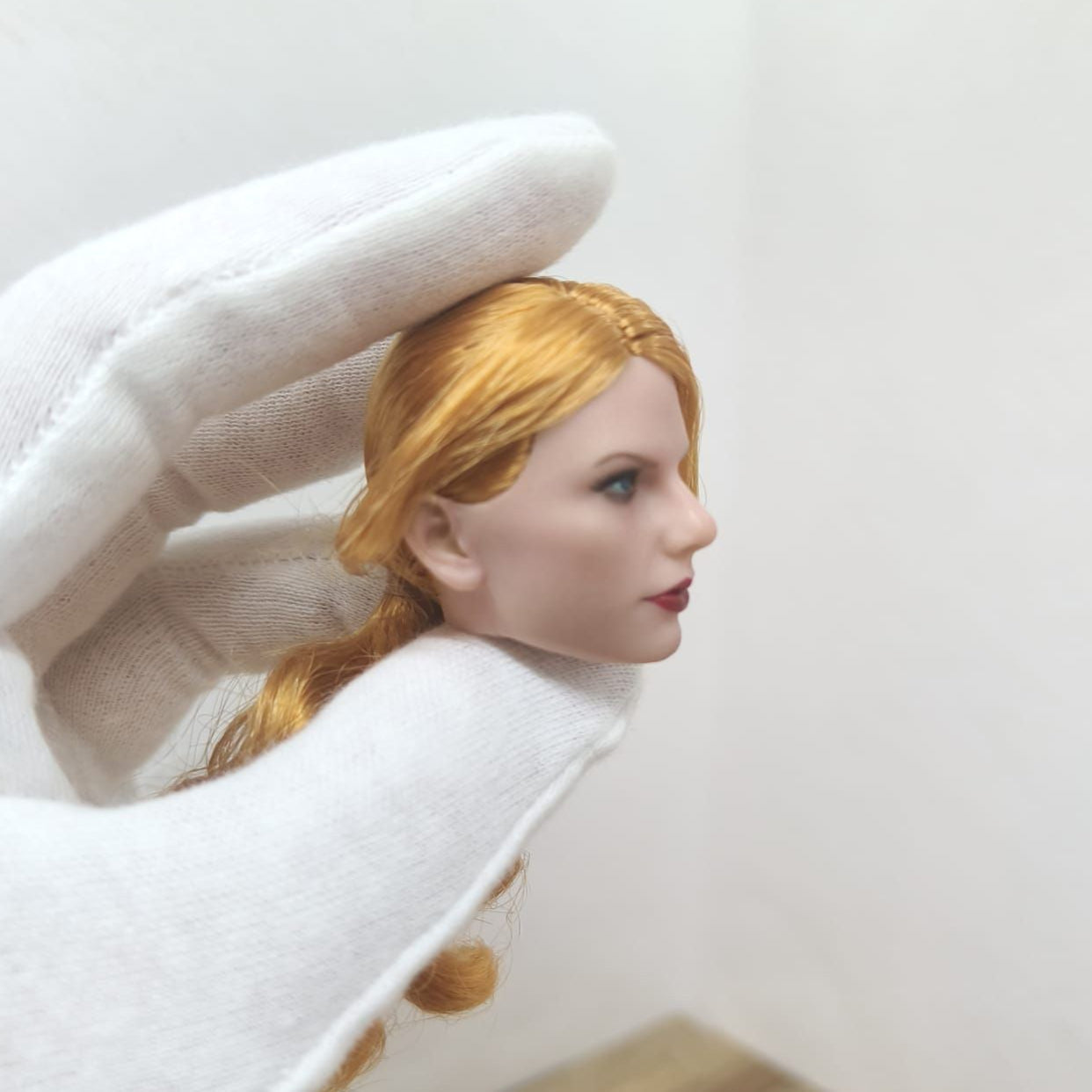 Charlene, 1:6 naisten pää