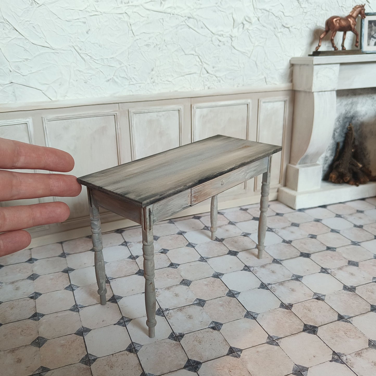 Mansion -kirjoituspöytä, harmaa 1:6