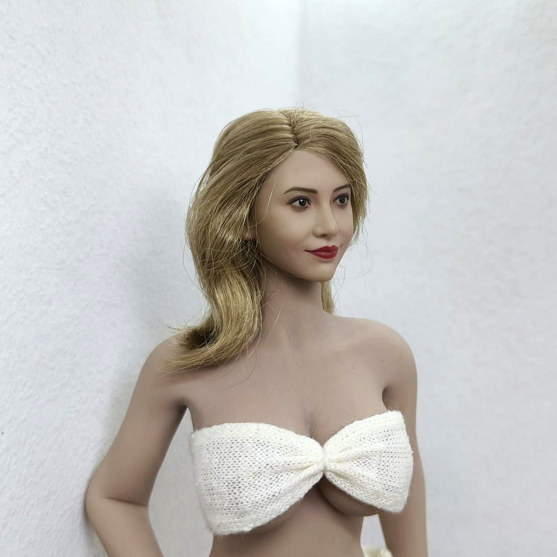 Lena, 1:6 naisten pää