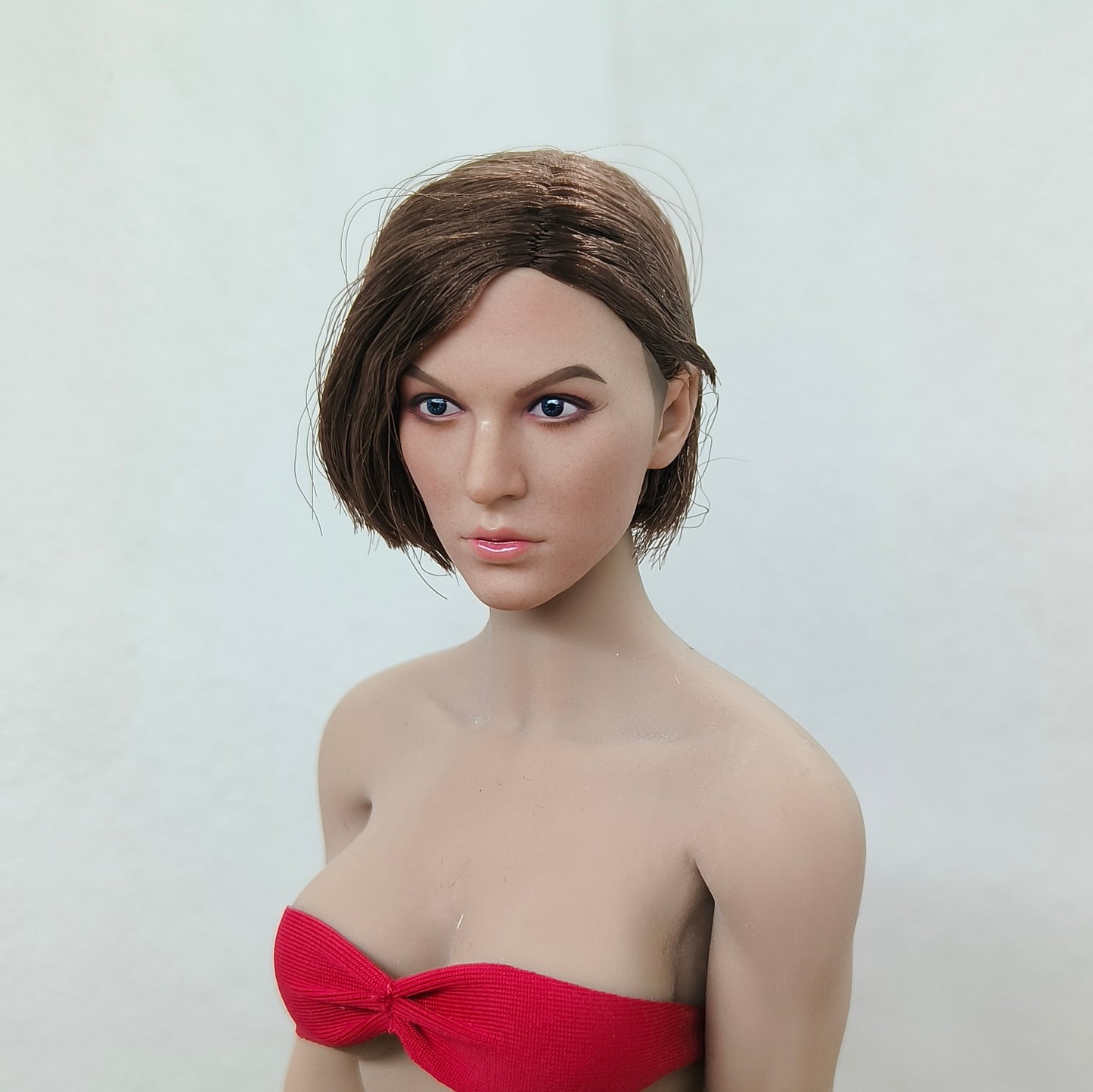 Zoe, 1:6 naisten pää