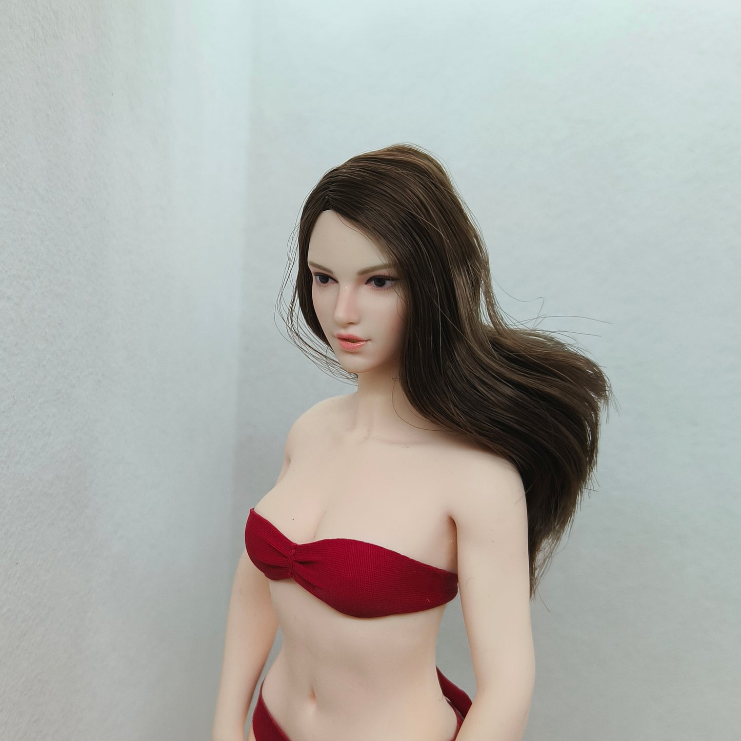 Lucy, 1:6 naisten pää