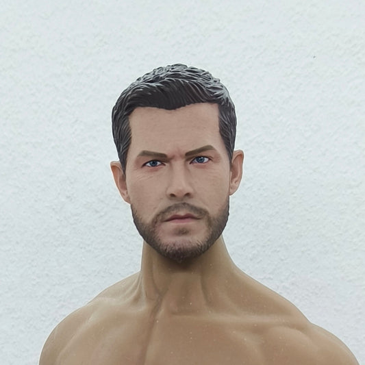 Chris, 1:6 miesten pää