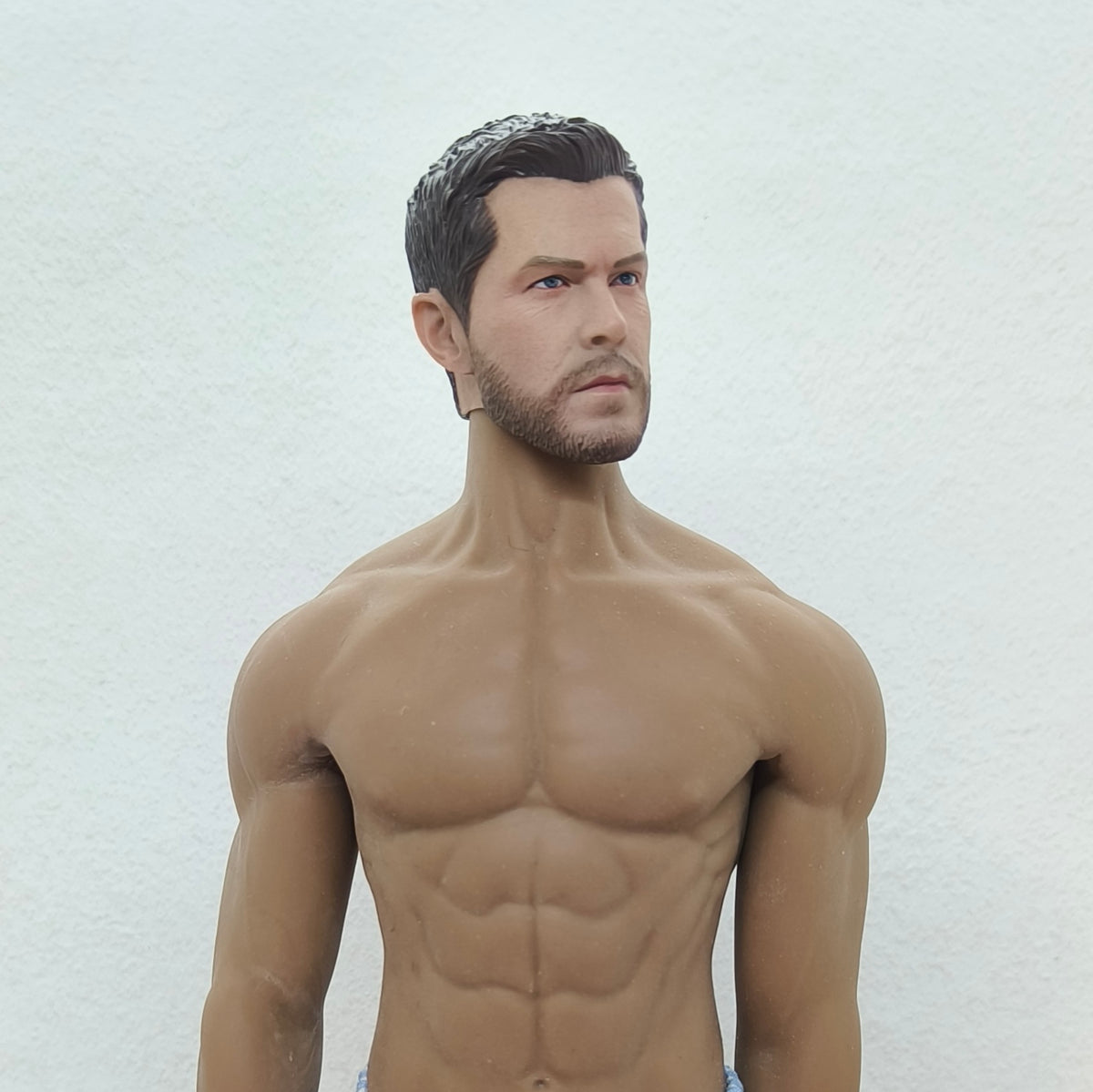 Chris, 1:6 miesten pää