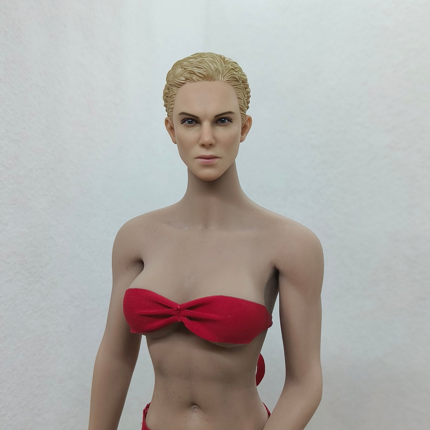 Aimee, 1:6 naisten pää