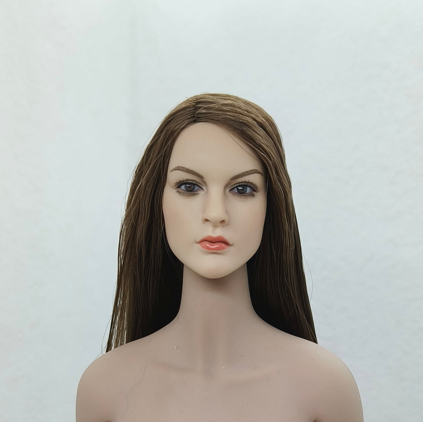 Eveline, 1:6 naisten pää