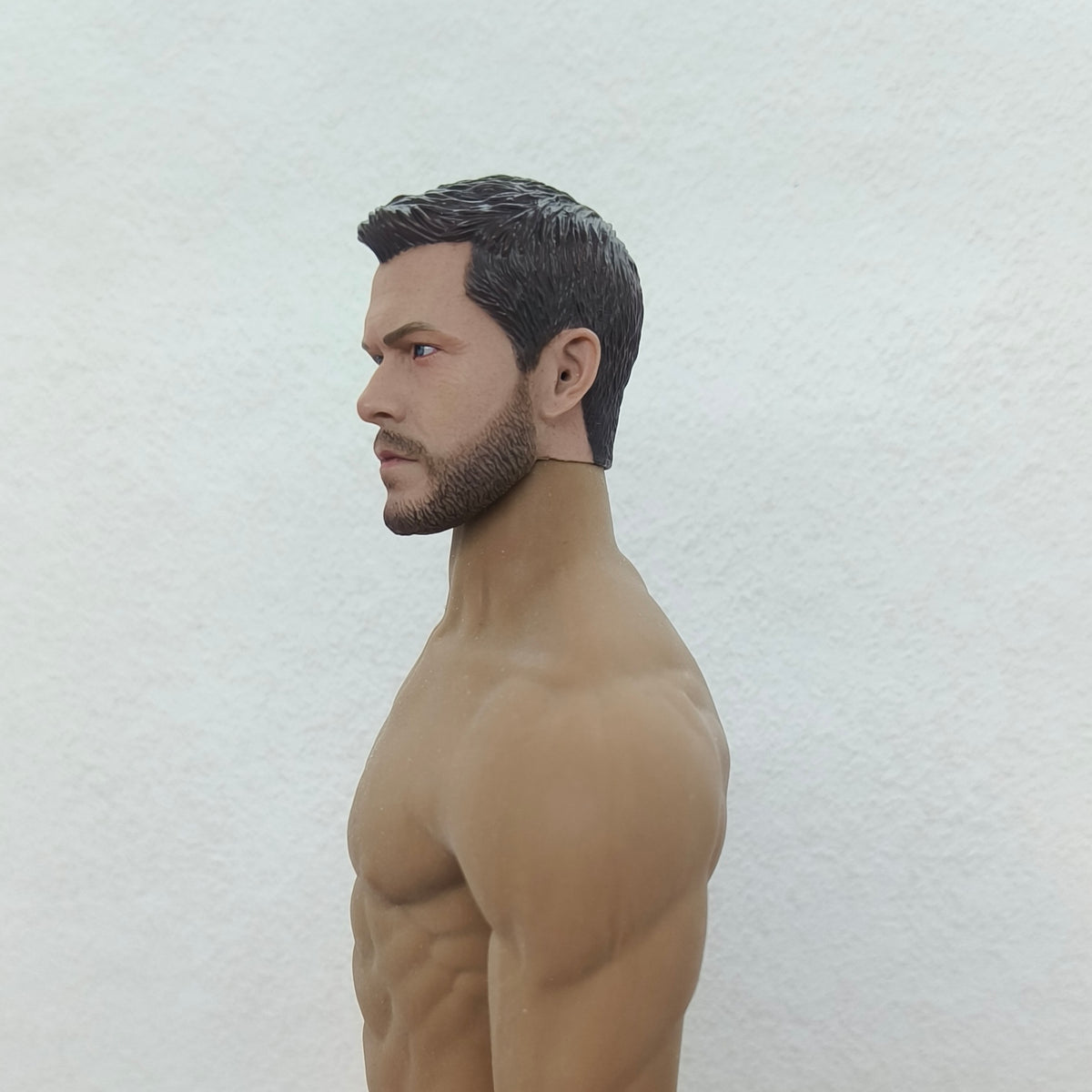 Chris, 1:6 miesten pää