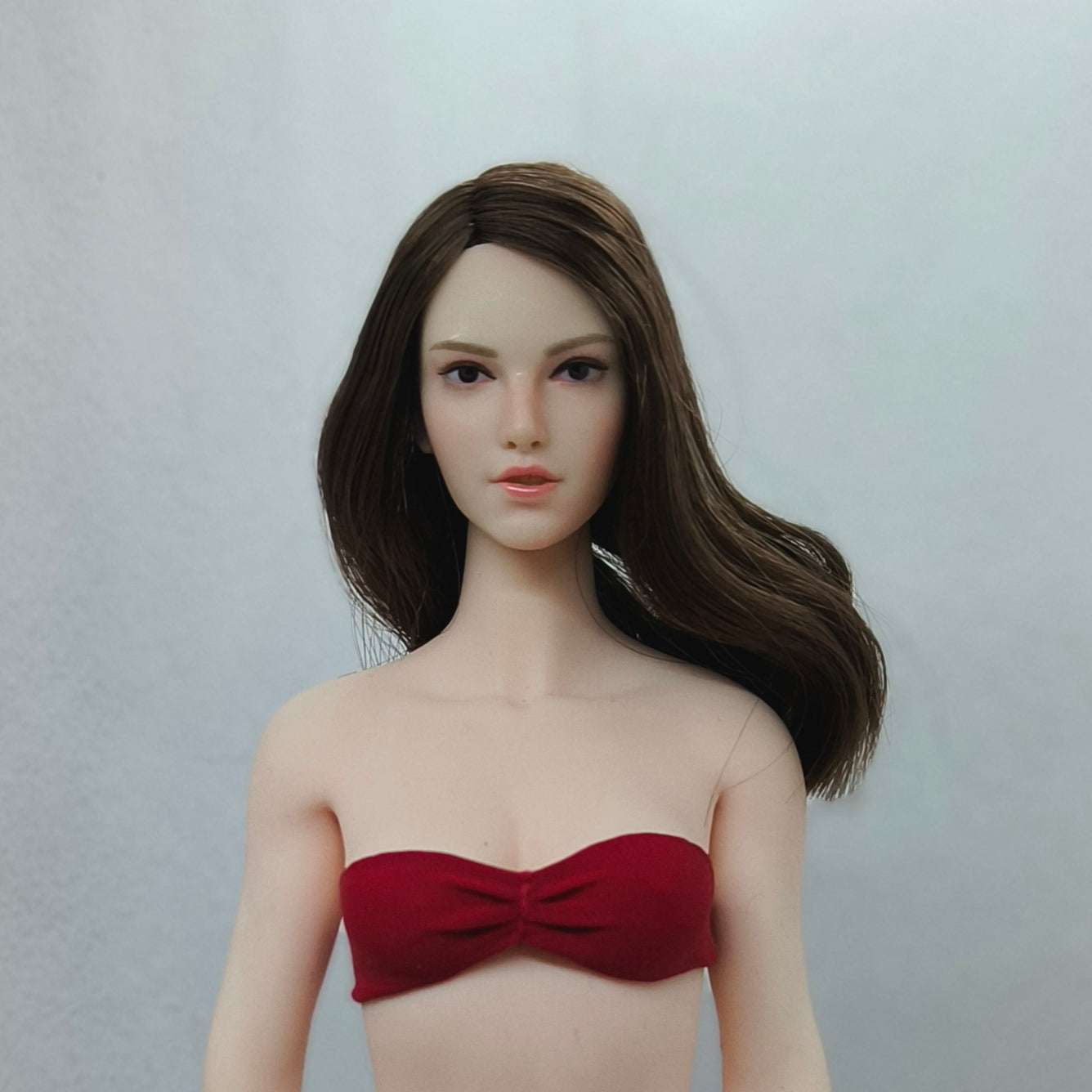 Lucy, 1:6 naisten pää