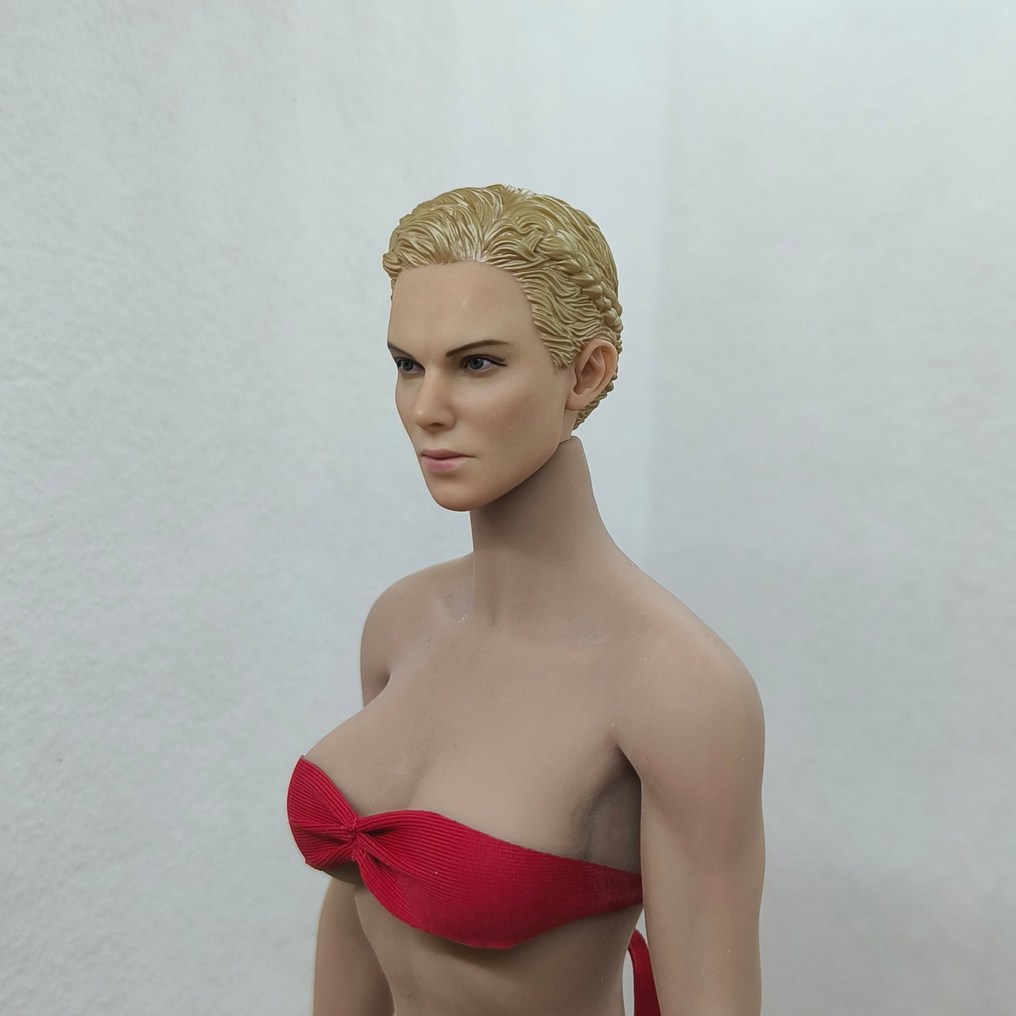 Aimee, 1:6 naisten pää