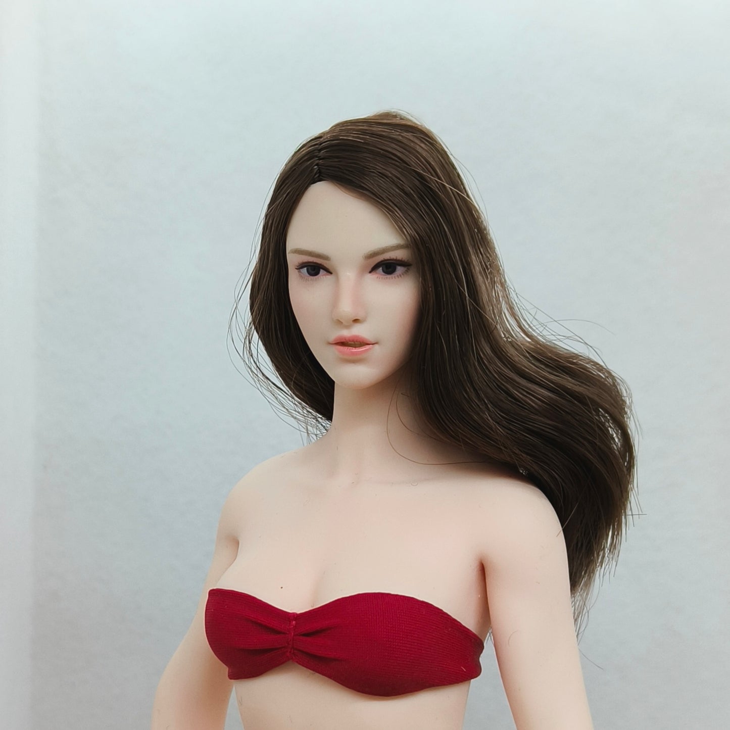 Lucy, 1:6 naisten pää