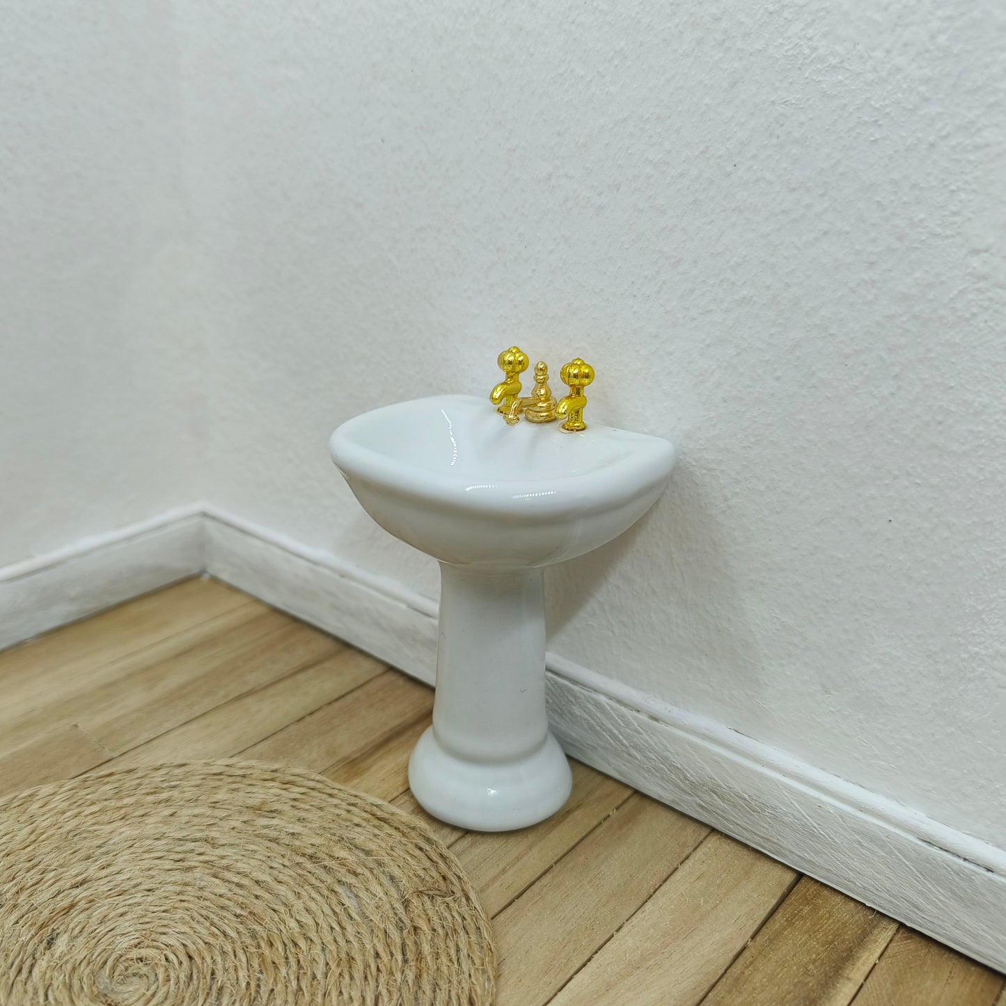 Käsienpesuallas valkoinen posliini, 1:12