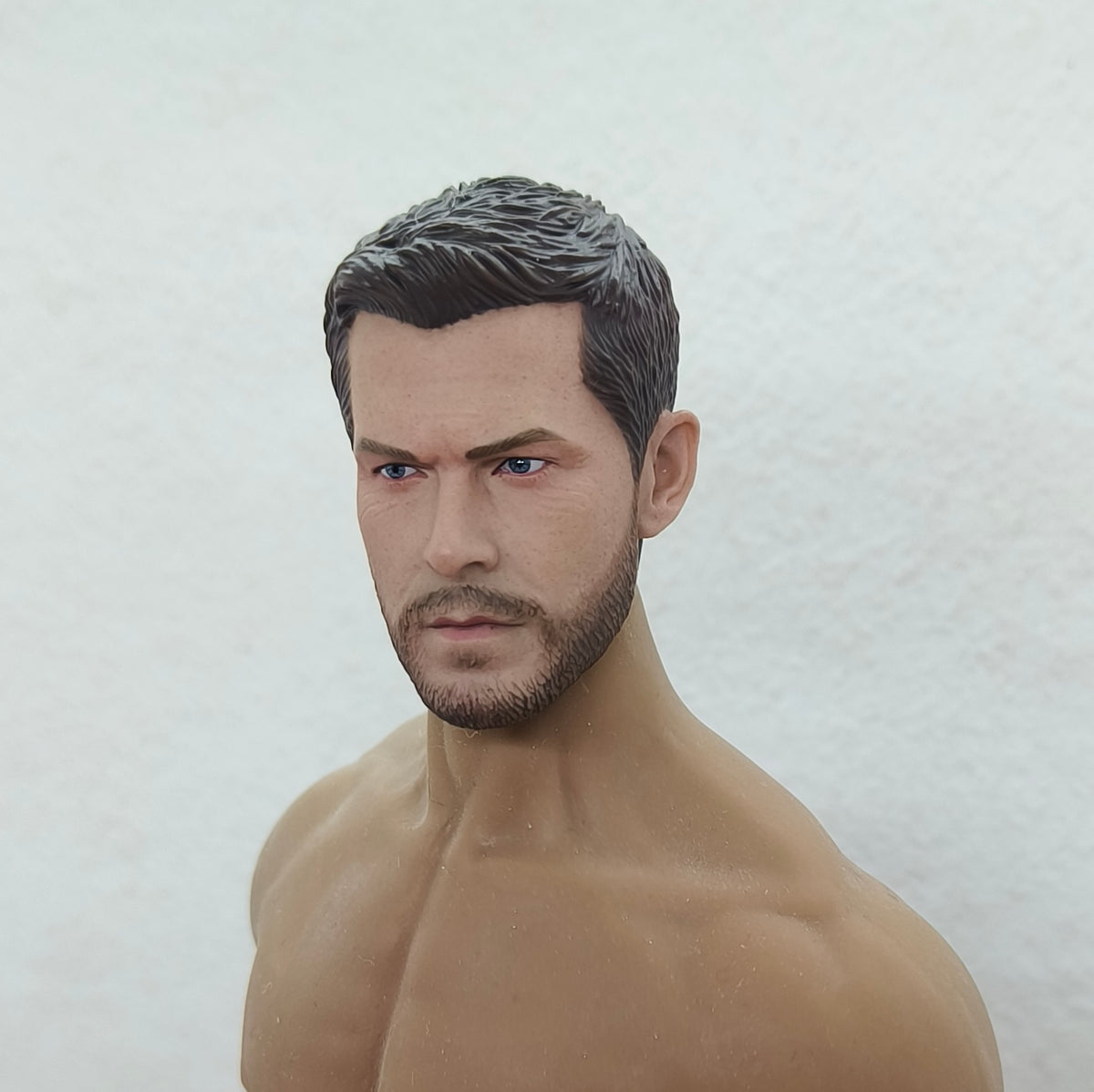 Chris, 1:6 miesten pää