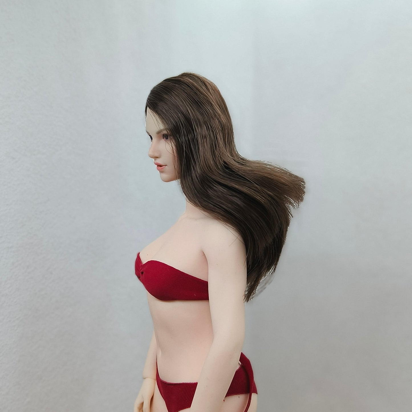 Lucy, 1:6 naisten pää