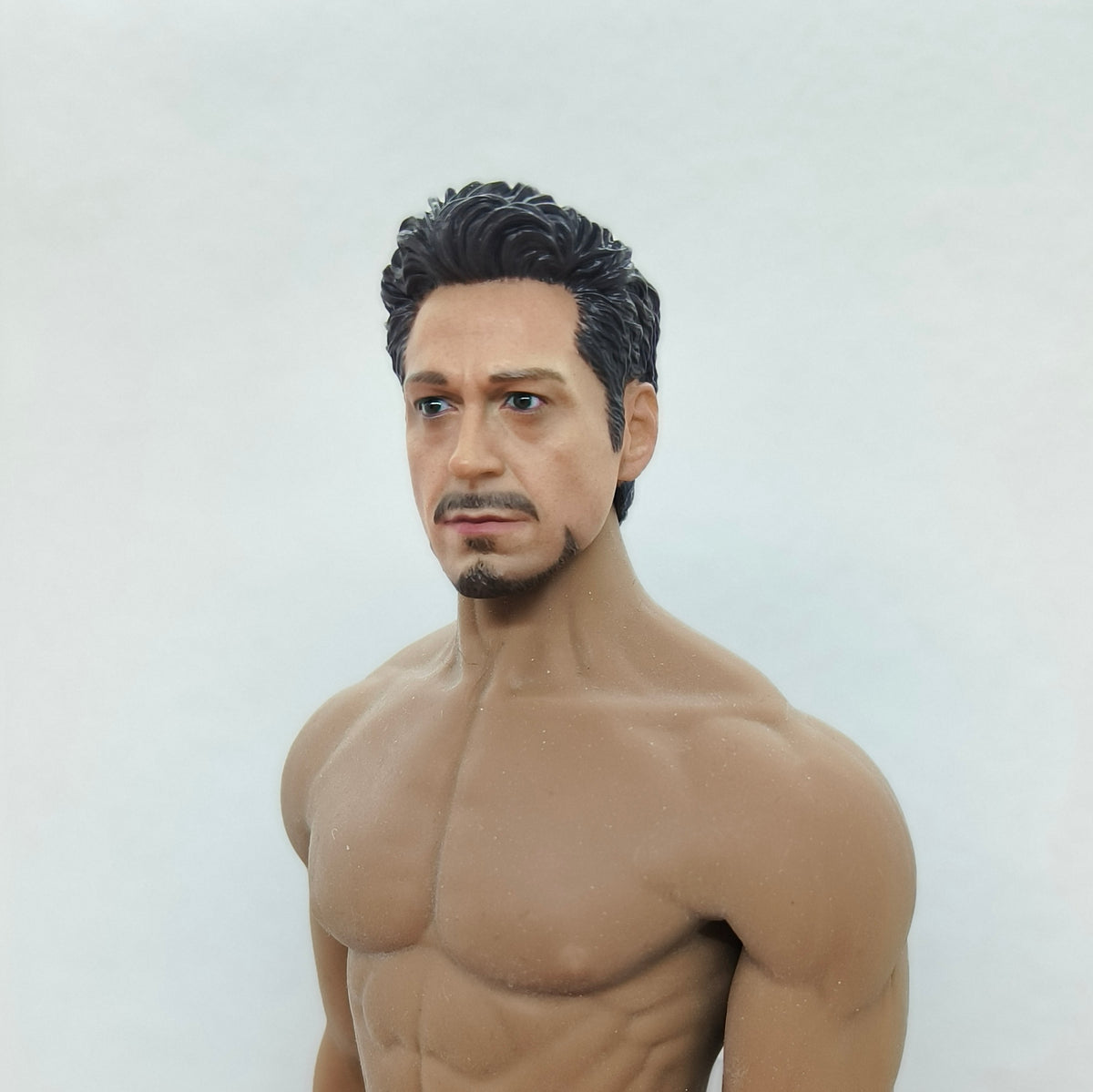 Tony, 1:6 miesten pää