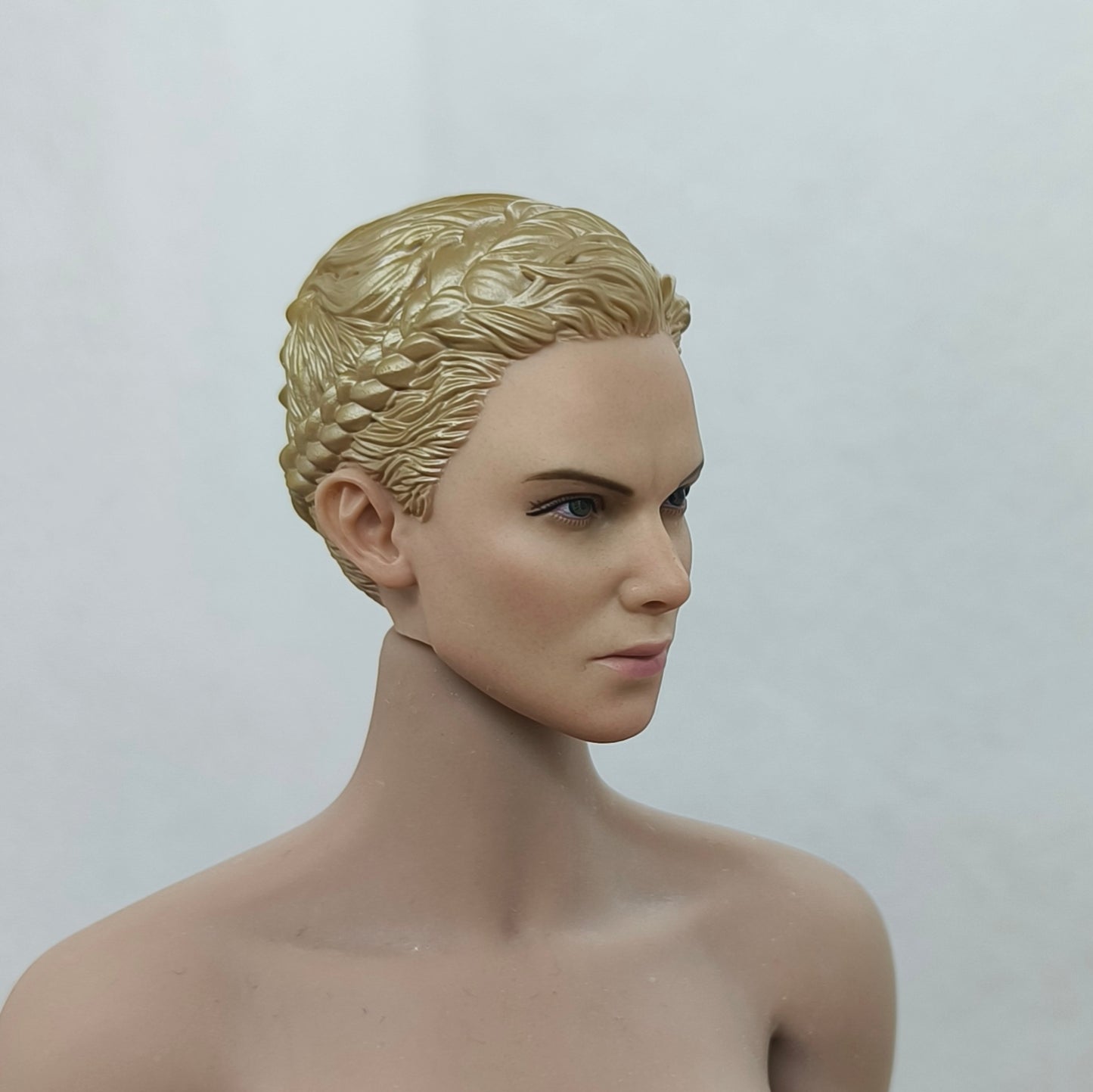 Aimee, 1:6 naisten pää