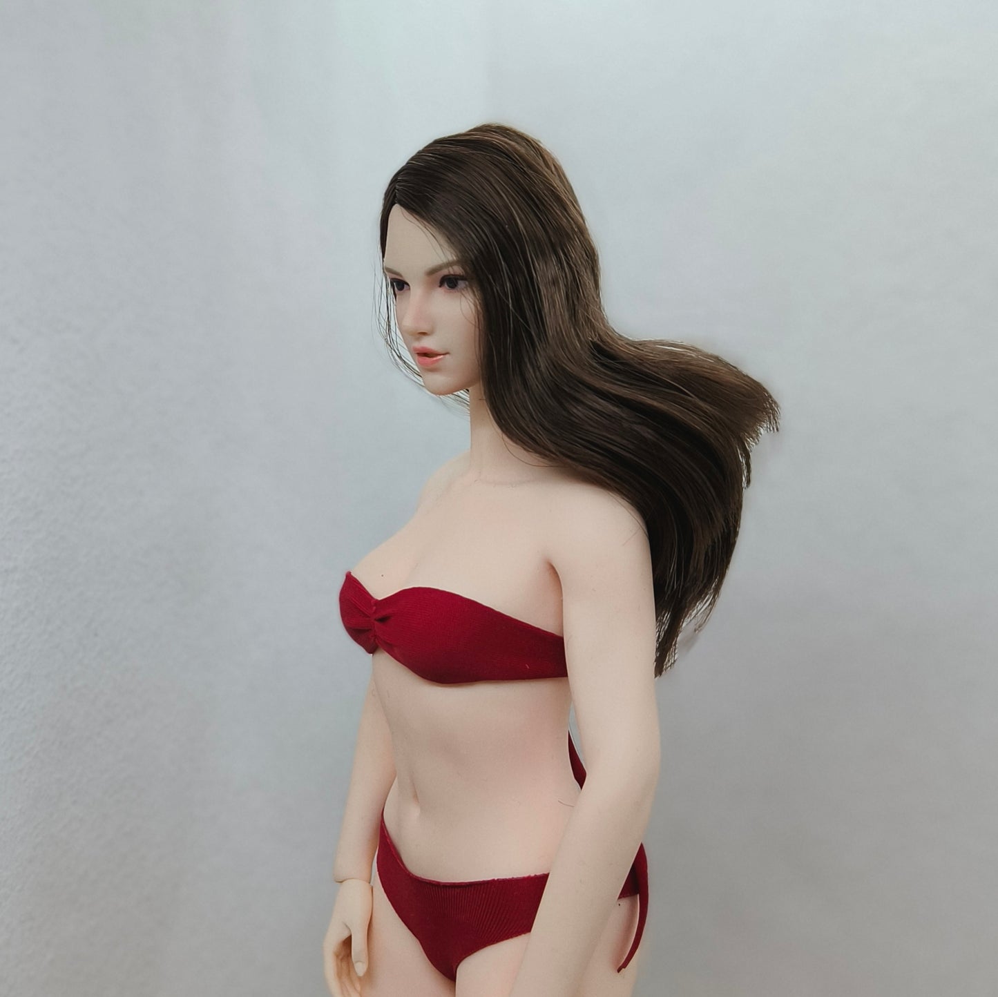 Lucy, 1:6 naisten pää